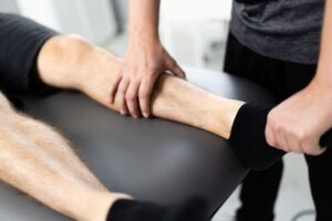 Co zrobić ze skręconą kostką