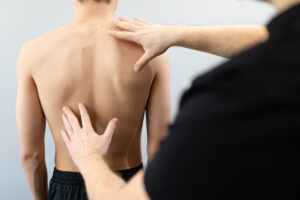 Dziecko ćwiczące prostą postawę przed lustrem – skuteczne metody na garbienie się u dziecka.