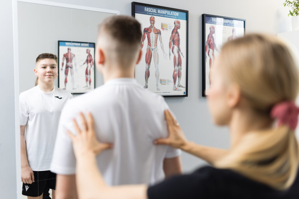 Zajęcia ruchowe w szkole zapobiegające garbieniu się u dziecka – aktywność fizyczna kluczem do zdrowych pleców.