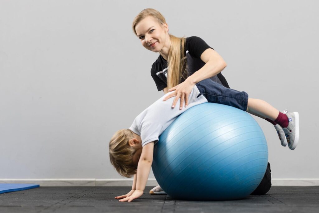 rehabilitacja dziecka na piłce