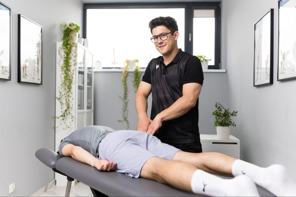 fizjoterapeuta w trakcie terapii powięziowej