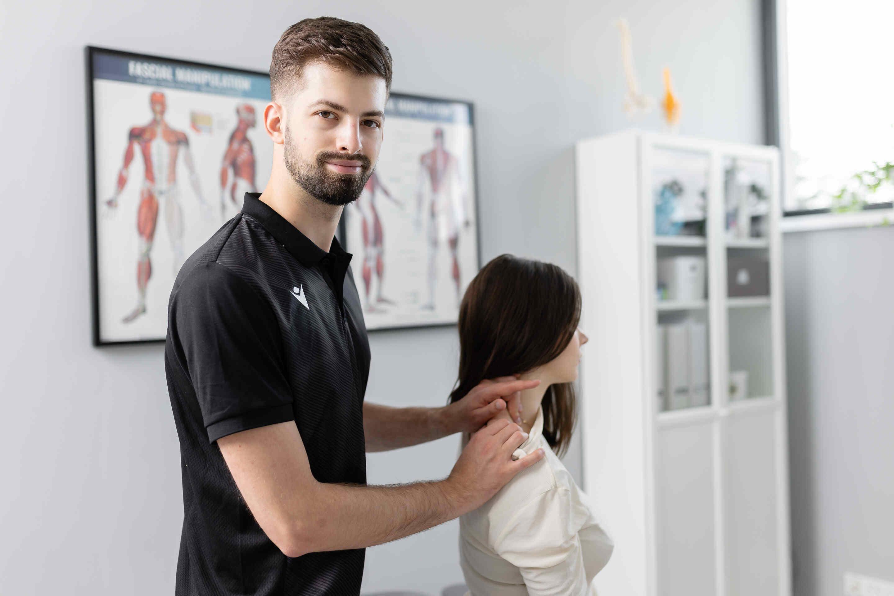 Fizjoterapeuta pracuje z pacjentką w studiu PROBALANS w Wysogotowie