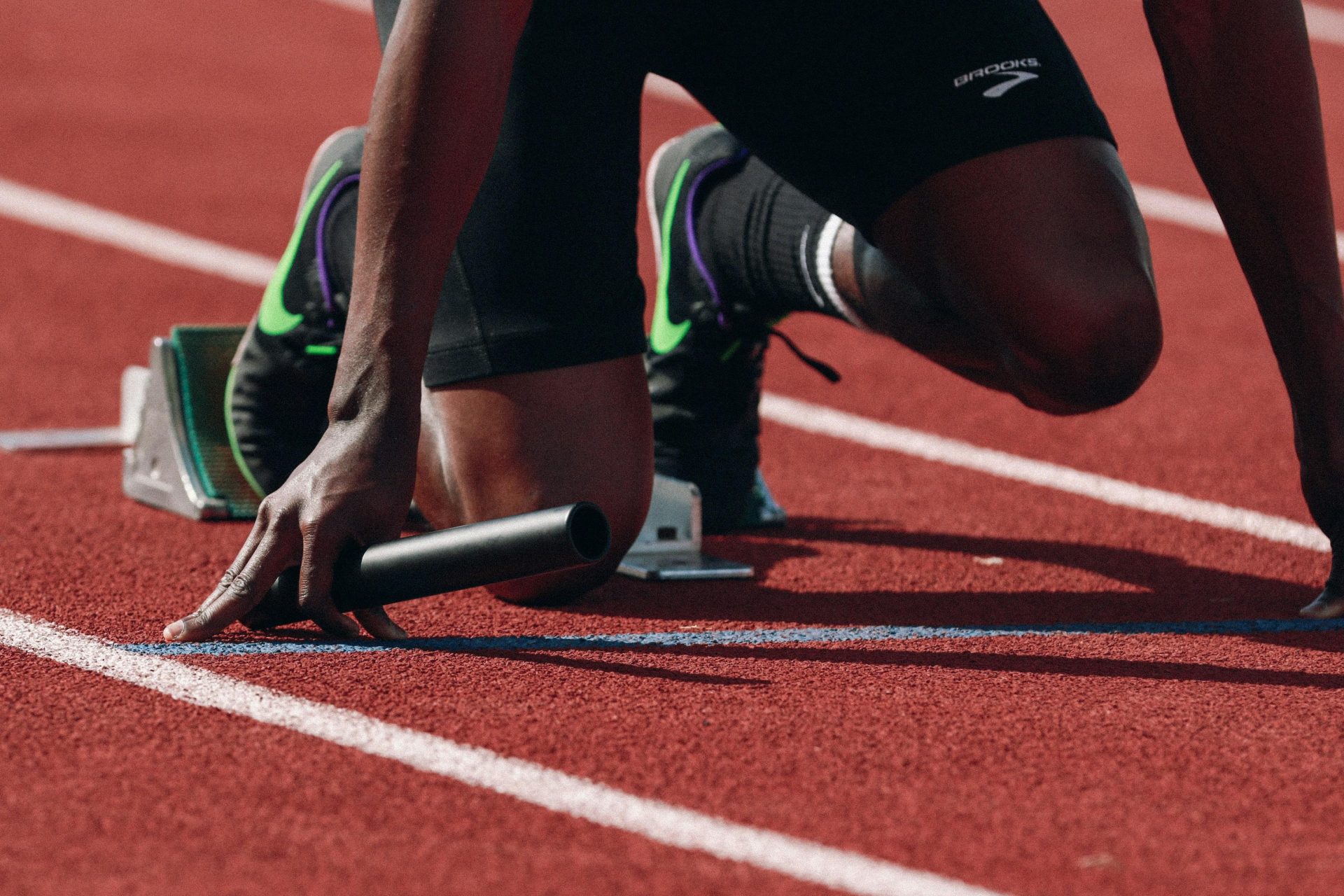 Młody sportowiec poprawia technikę biegu – zwiększanie szybkości biegania u dziecka